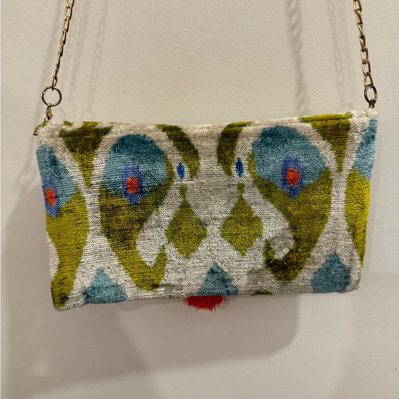Tapestry style clutch with detachable chain strap - Picture 3 of 4